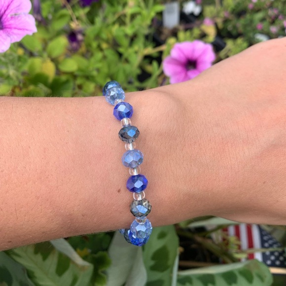 NWOT blue beaded elastic bracelet. - Picture 3 of 3